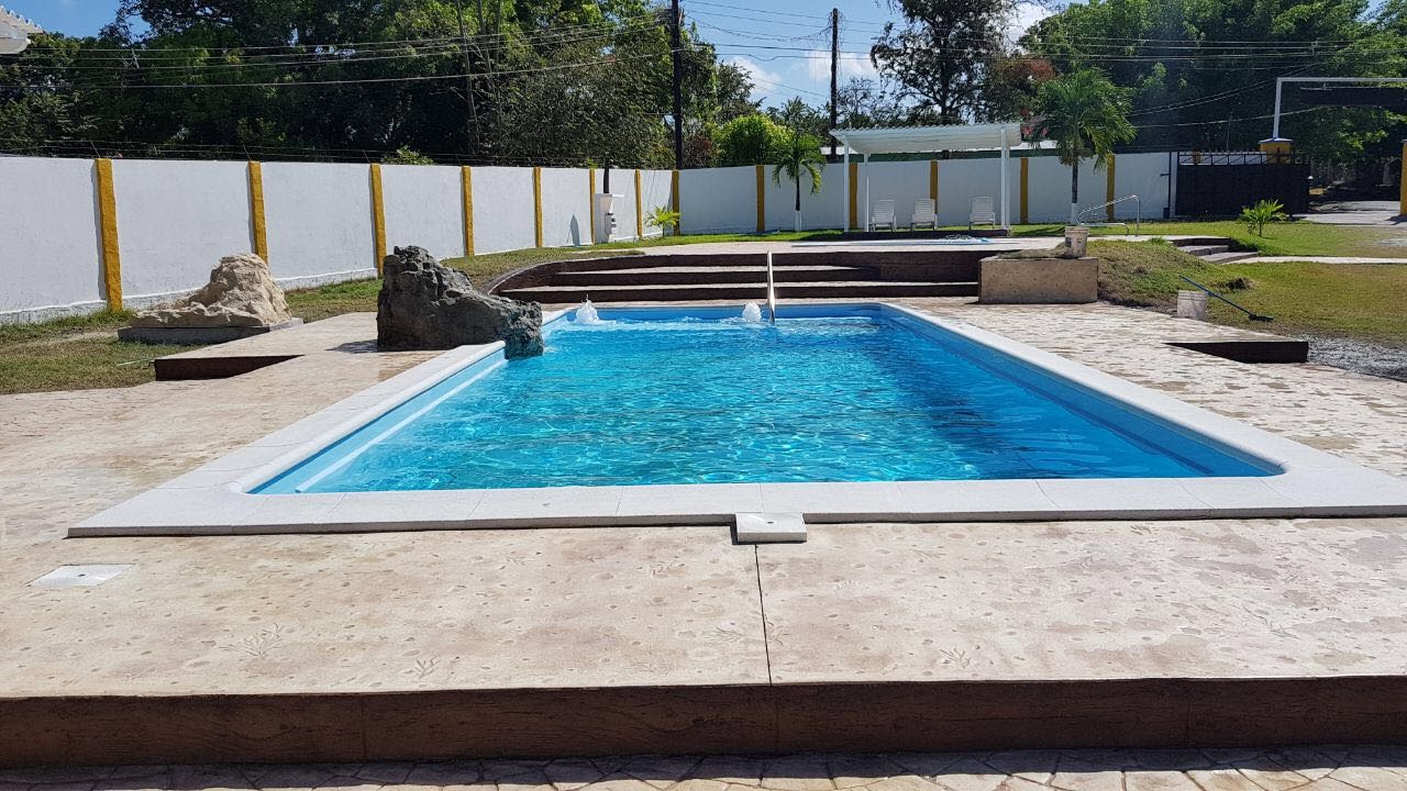 Piscina en fibra grande 10x4 elegante