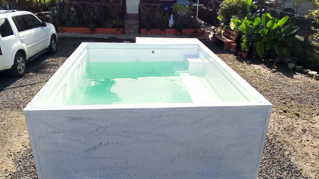 Piscina Nayara autoportante sin enterrar en fibra de vidrio
