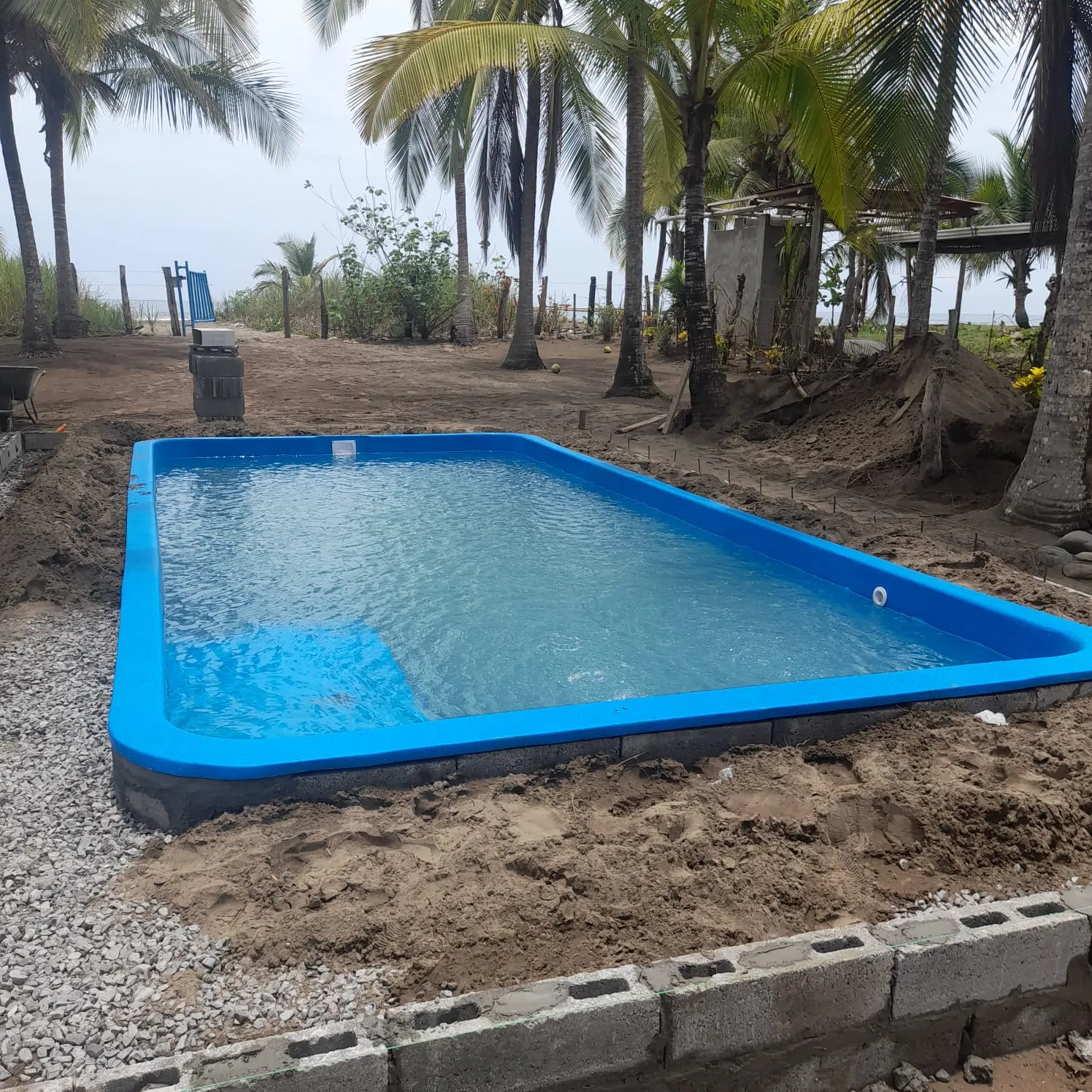 Instalación de piscina de fibra en casa de playa