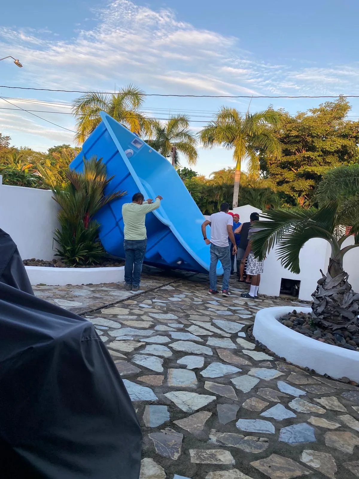 Instalación de piscina de fibra en patio cerrado
