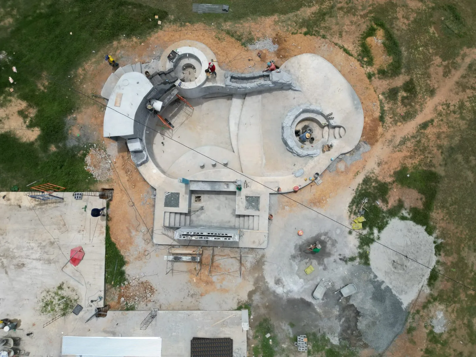 Vista aérea de obra de piscina