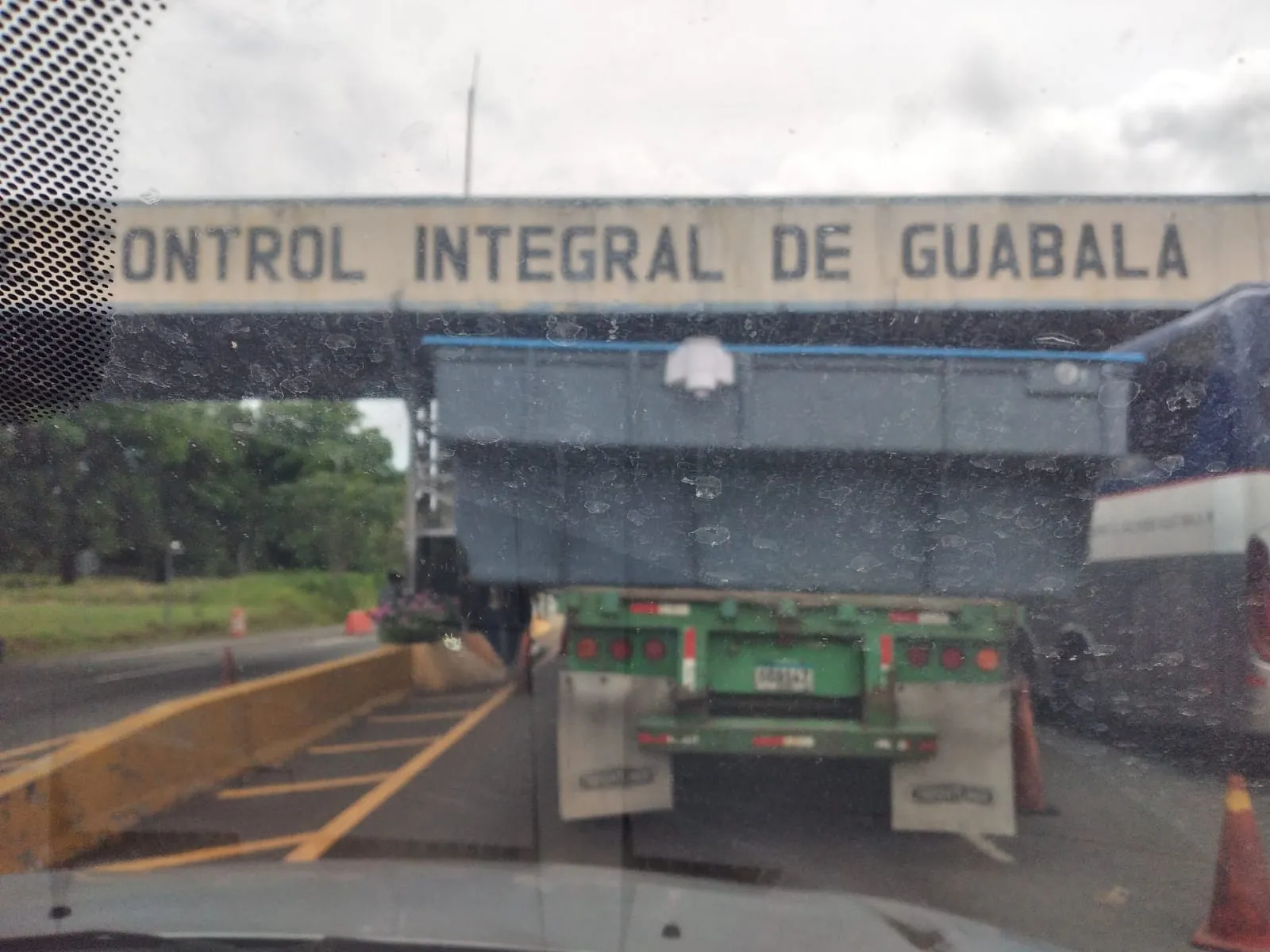 Transporte de piscina de fibra por la Interamericana en Panamá