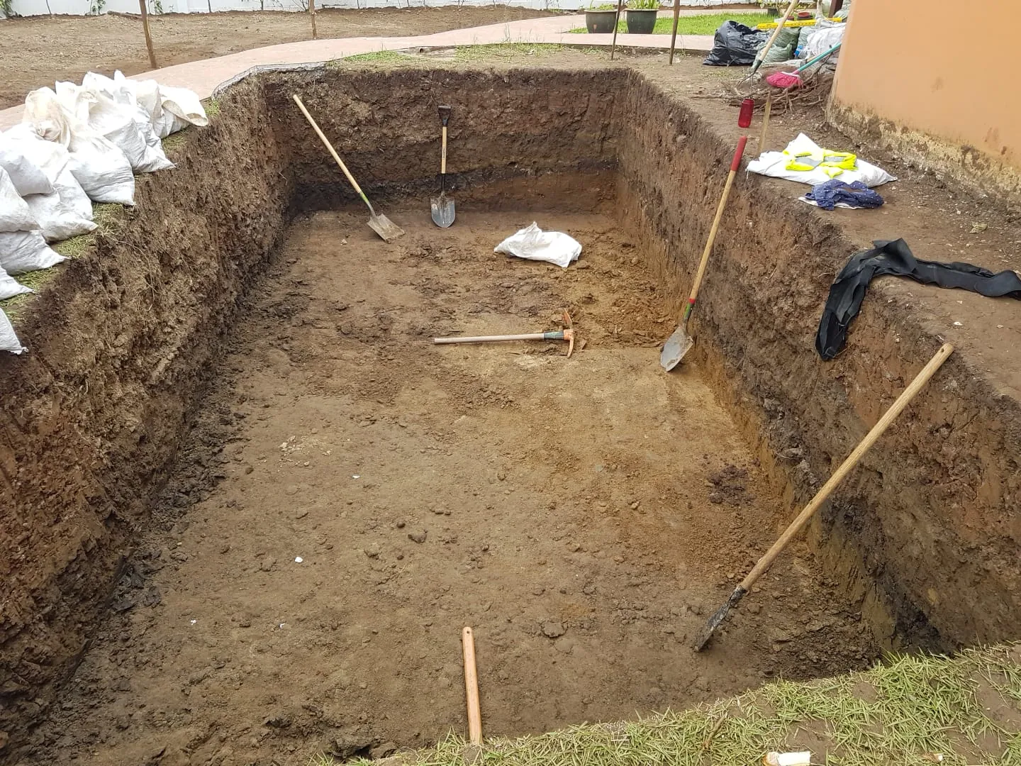 Excavación para piscina de fibra