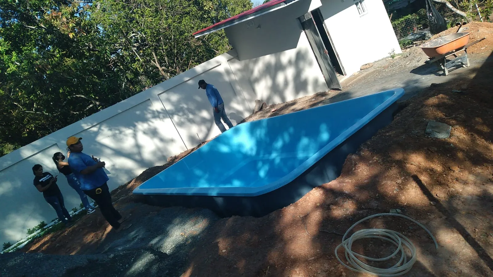 Colocación de casco de piscina de fibra en excavación