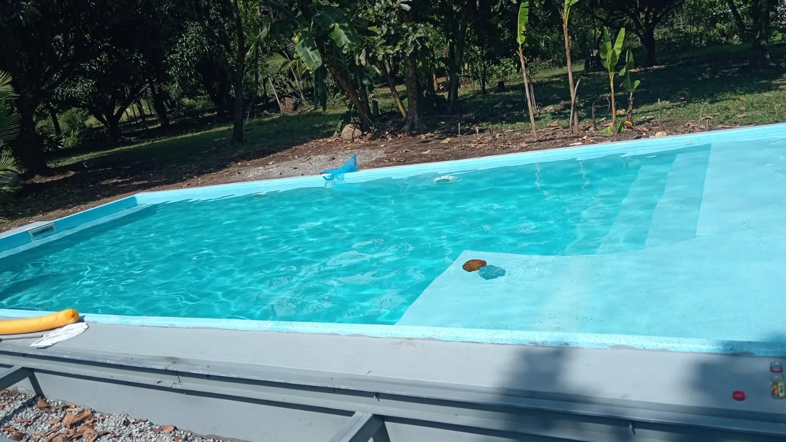 Piscina de fibra larga instalada en obra