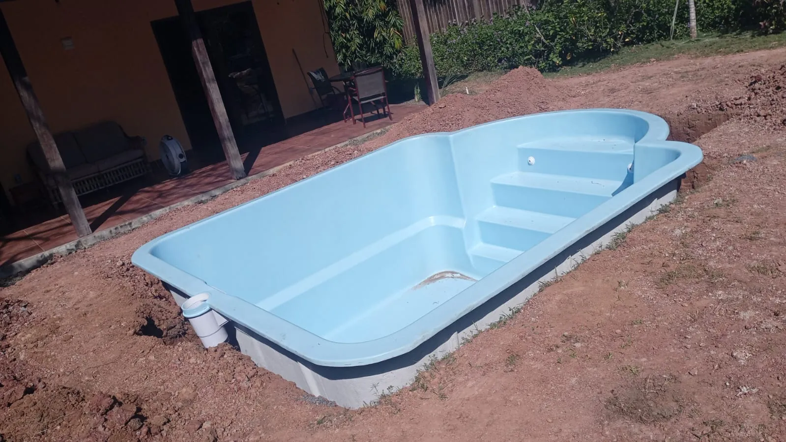 Piscina de fibra forma riñón en excavacion