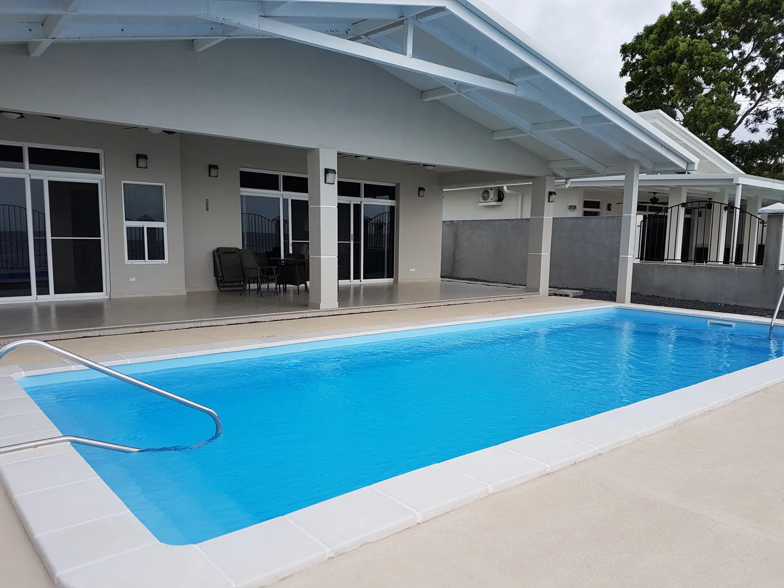 Piscina de fibra rectangular frente a una casa en Panamá
