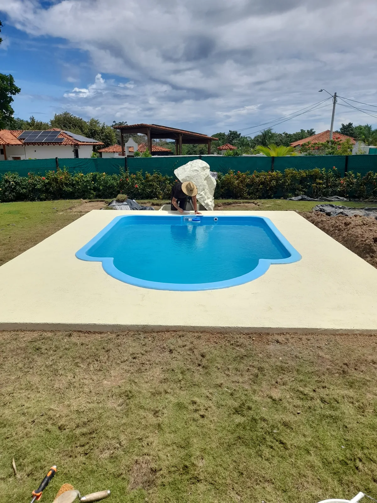 Piscina de fibra forma riñón con losa