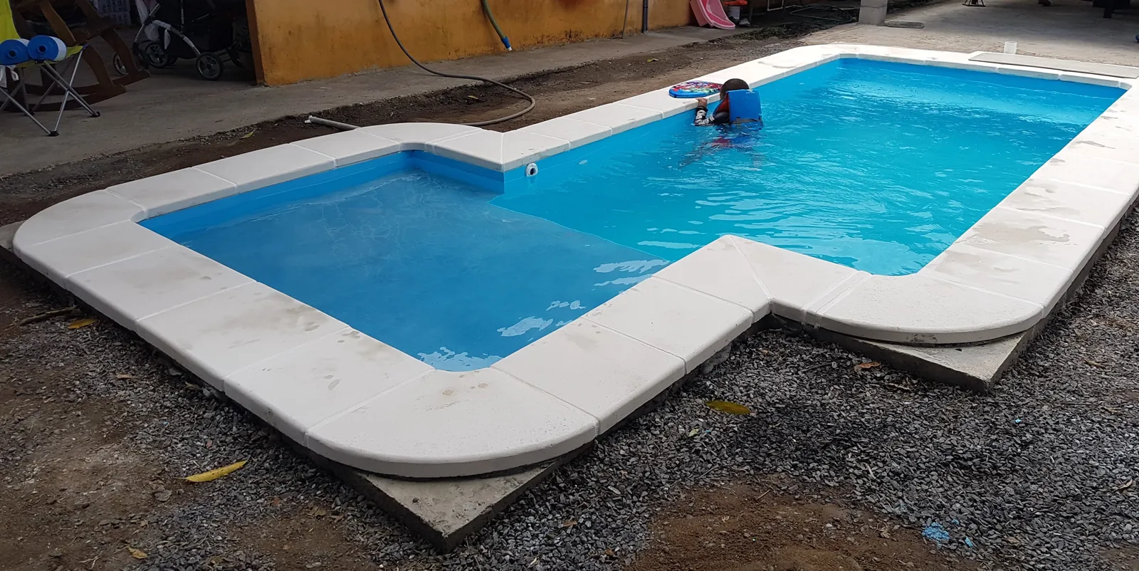 Piscina de fibra de vidrío en forma de L recién instalada