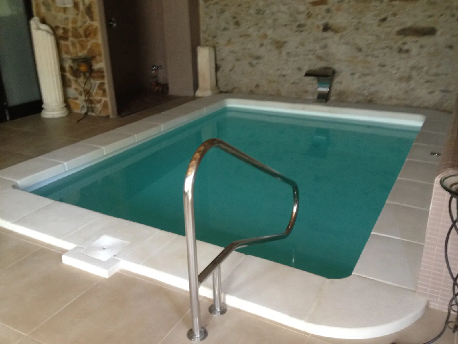 Piscina de fibra rectangular con pasamanos