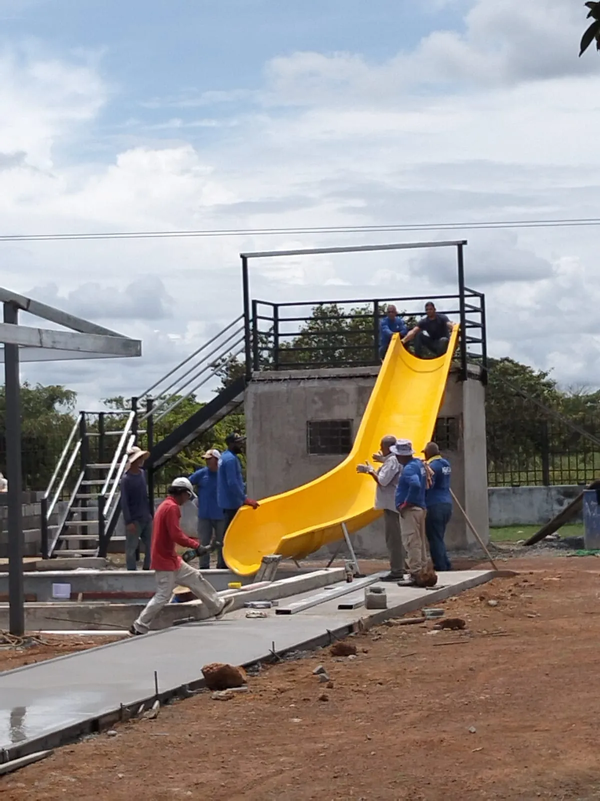 Instalación de tobogán de fibra de vidrio amarillo recto en Aguadulce, Coclé