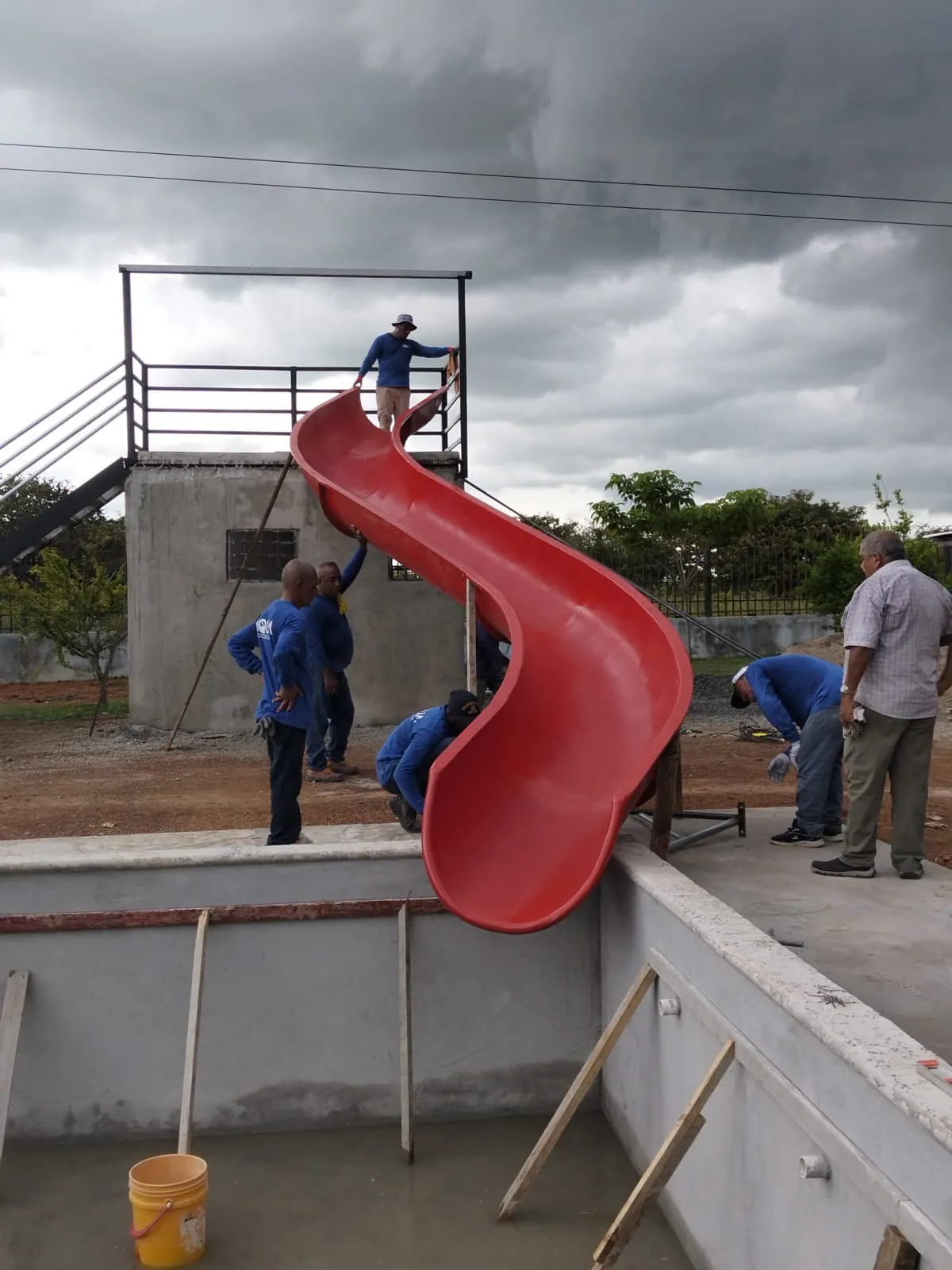 Instalación de tobogán de fibra de vidrio rojo en espiral en Aguadulce, Coclé
