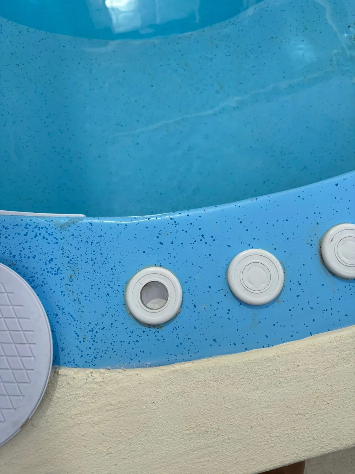 Detalle de boquillas de hidromasaje en jacuzzi de fibra