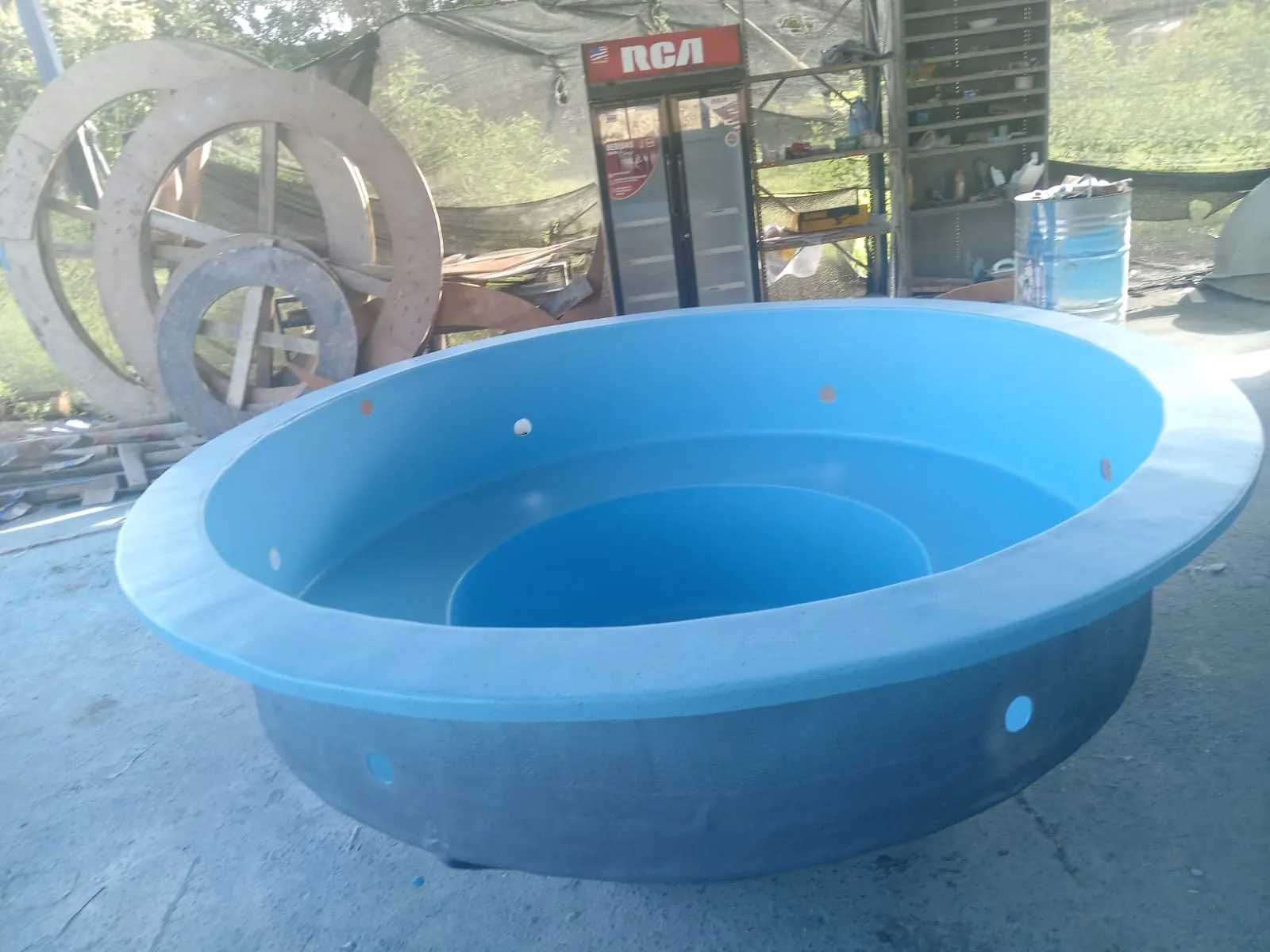 Casco de jacuzzi redondo de fibra de vidrio antes de instalar