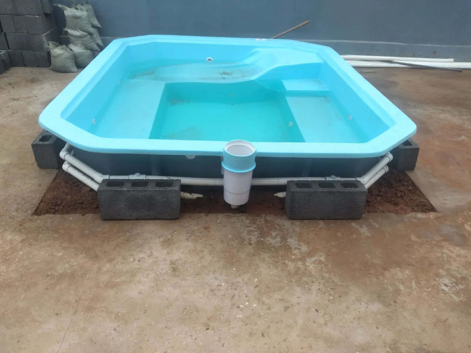 Jacuzzi cuadrado de fibra de vidrio instalado en patio