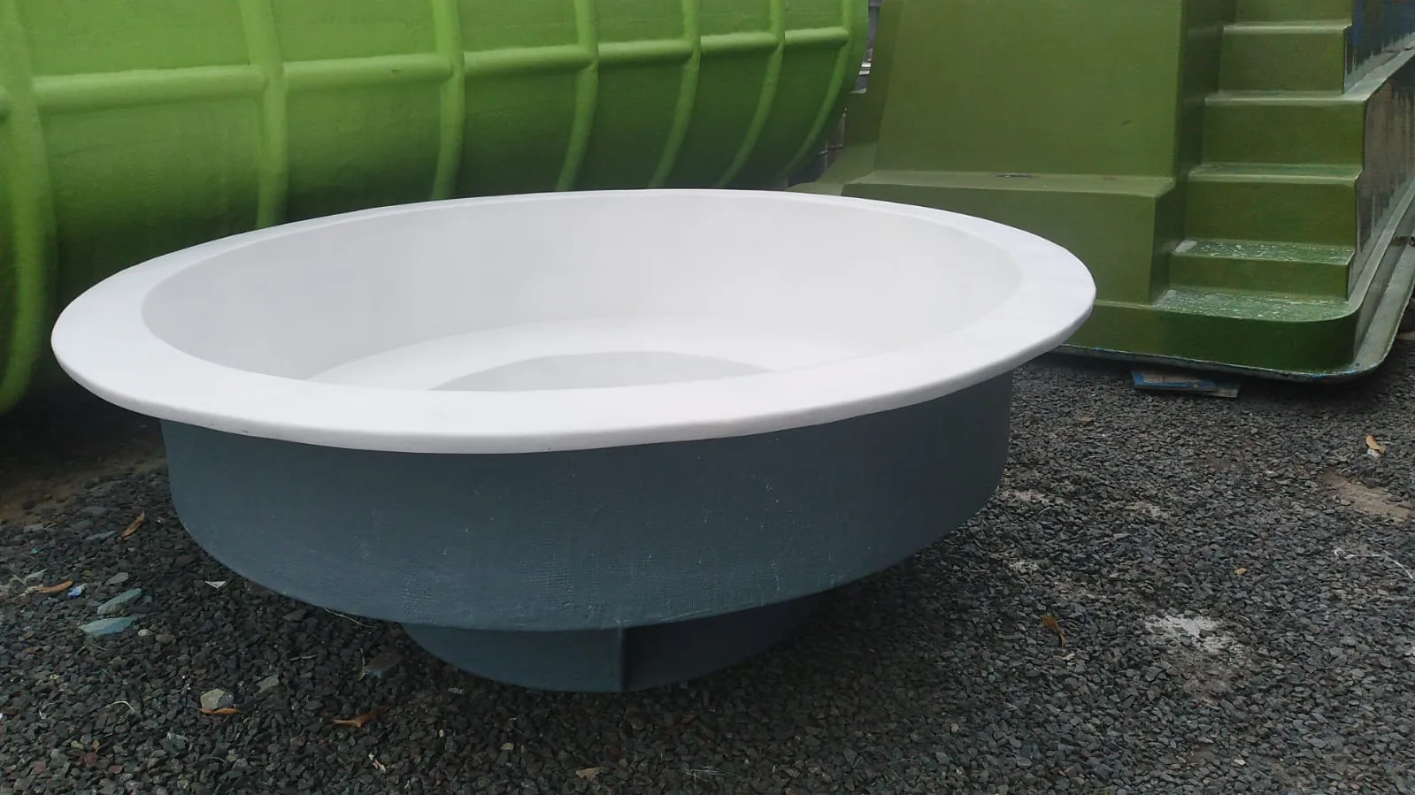 Casco blanco de jacuzzi de fibra de vidrio en la fábrica de Bejuco, Chame