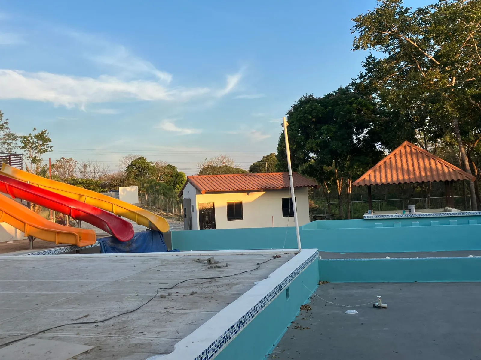 Tobogán de fibra de vidrio en piscina recreativa