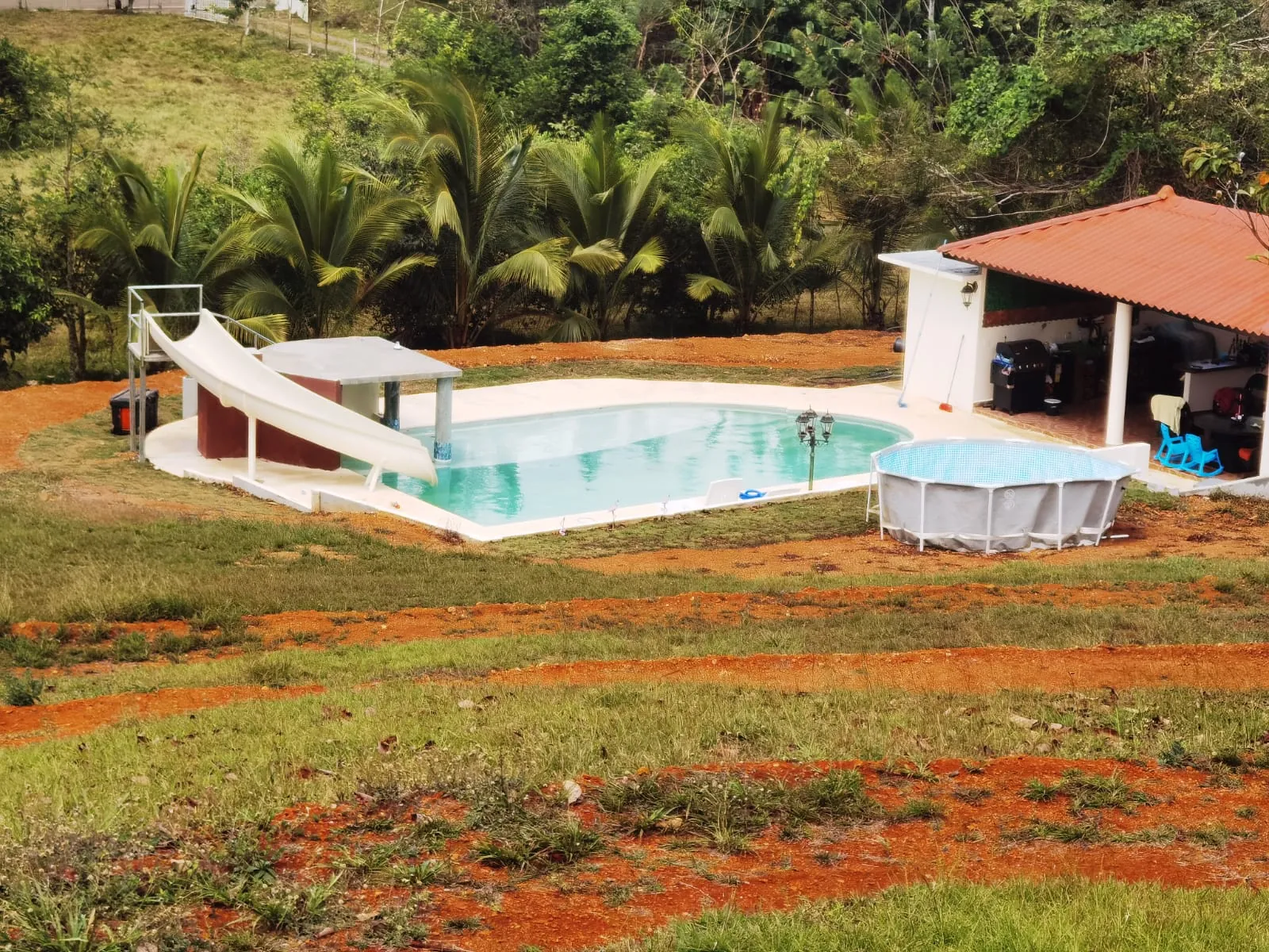 Piscina con tobogán grande en finca de Panamá